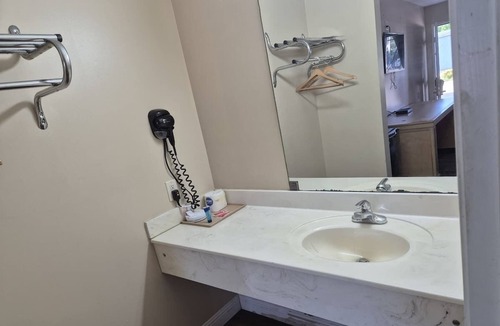 Chickamauga Hotel | 2 Comfortable King Rooms Ideal for Exploring Nearby Chickamauga Highlights