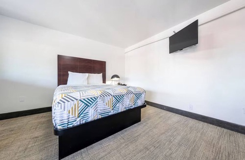 Hollywood District Hotel | 2 Comfortable Rooms Close to Portland Attractions – Easy Transit Access