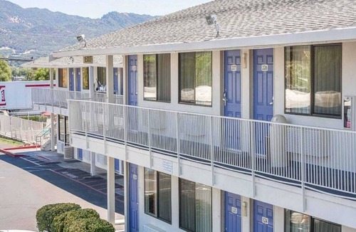 Ukiah Apartment | 2 Full Beds | Mini Fridge
