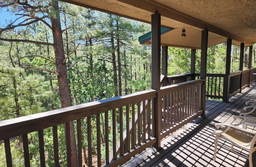 Groom Creek Cabin | 2 King 1 Queen hot tub 3-bedroom cabin in Groom Creek