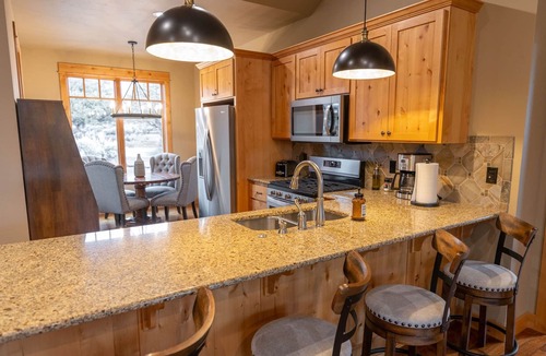 Powell Butte Cabin | 2 Kings+Twin | Hot Tub | Fire Table | Modern Cabin