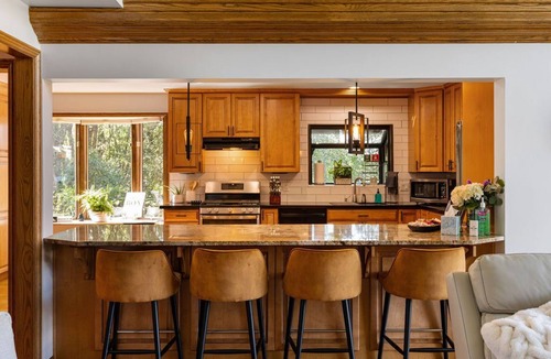 Sandy House | 2 Master Bedrooms - Mtn Views - King Beds - Ski - Hot Tub - GameRm - Amenities!