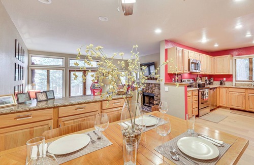 Incline Village Condo | 2 Mi to Diamond Peak! Corner-Unit Condo w/ Hot Tub