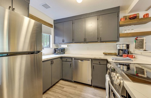 Shaver Lake House | 2 Mi to Dorabella Cove: Dog-Friendly Townhouse!