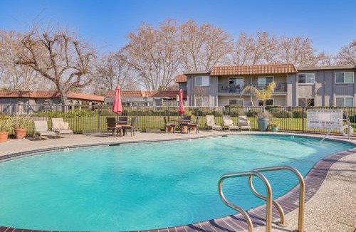 Pleasanton House | 2 Mi to Dtwn Pleasanton Condo w/Pool Access