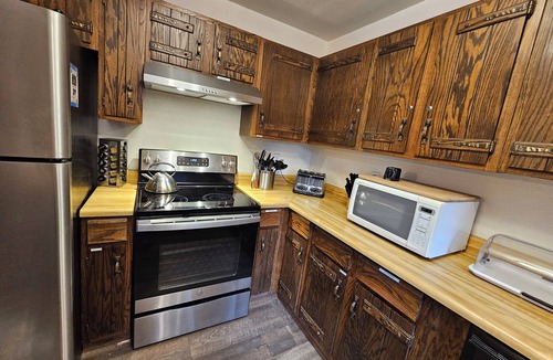 Tahoe Village House | 2 Min. From HEAVENLY NV SKI LIFTS! Pvt Sledding Hill! 2 En-Suite BRs! Fireplace!