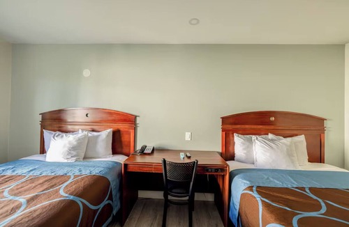 Barstow Hotel | 2 Nostalgic Rooms w/2 Queen Beds w/Retro Décor - Escape Along Route 66