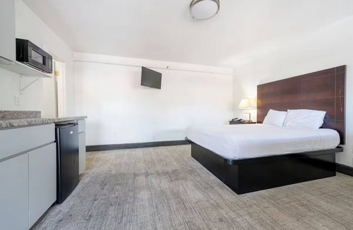 Hollywood District Hotel | 2 Practical Portland Rooms Close to Great Local Dining