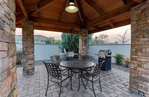 Reno/Tahoe Airport Condo | 2-Queen 1-Bedroom Suite | Free Breakfast & Pool Reno