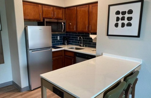 Glendale Sports and Entertainment District Apartment | 2-Queen 1BR Suite near Sports Dist + Hot Breakfast