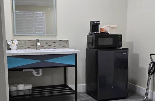 Victorville Apartment | 2 Queen Bed | Smoking