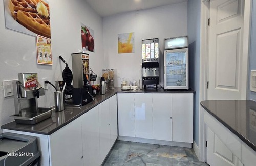Victorville Apartment | 2 Queen Bed | Smoking
