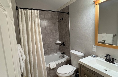 Tahoe Island Cabin | 2 Queen bedroom cabin in South Lake Tahoe w/Full Kitchen and Jetted Bathtub