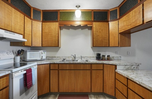 Polson Hotel | 2 Queen Beds Kitchen Suite Non-Smoking
