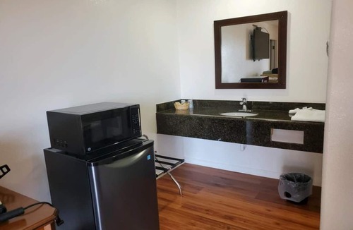 Oakland Apartment | 2 Queen Beds Non-Smoking
