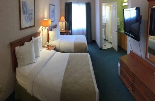 Fresno Hotel | 2 Queen Beds Suite Room