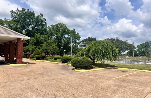 West Helena Apartment | 2 Queen Beds with Kitchenette|Non-Smoking