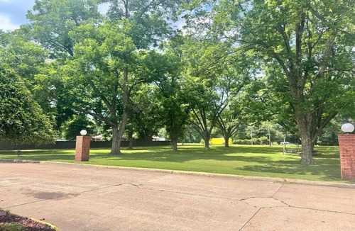 West Helena Apartment | 2 Queen Beds with Kitchenette|Non-Smoking