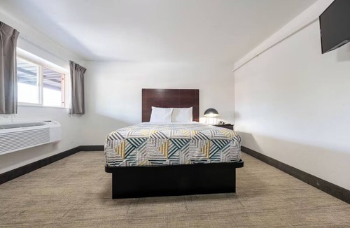 Hollywood District Hotel | 2 Relaxing Retreats Steps from Portland’s Historic Highlights w/Free Parking