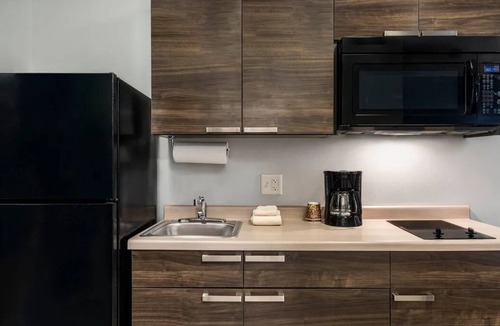 Redding Hotel | 2-Room Modern Escape w/Kitchenette & Blackout Curtains for Restful Nights