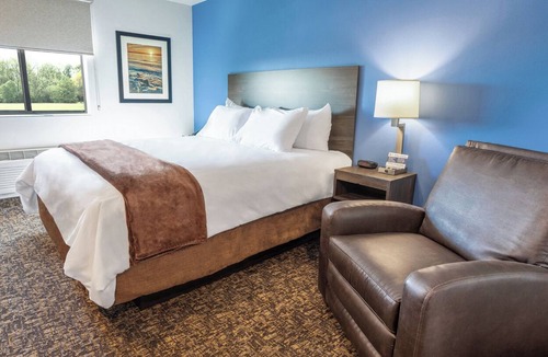 Redding Hotel | 2-Room Modern Escape w/Kitchenette & Blackout Curtains for Restful Nights