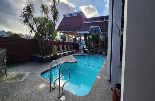 Downtown Hotel | 2 Rooms | Queen Room Gem Near Coastal Eureka – A Great Stay for Nature Lovers