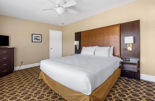Corte Madera Hotel | 2 Spacious Family Suites | Kitchen | Courtyard | Pool | Parking | BBQ Area