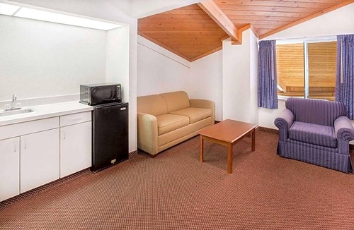 Willows Hotel | 2-Star Hotel ∙ Baymont by Wyndham Willows