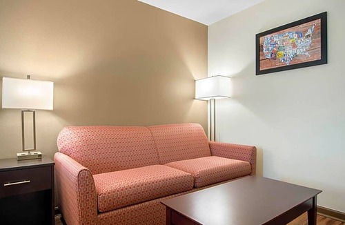 Springfield Hotel | 2-Star Hotel ∙ Econo Lodge Inn & Suites