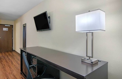 Springfield Hotel | 2-Star Hotel ∙ Econo Lodge Inn & Suites