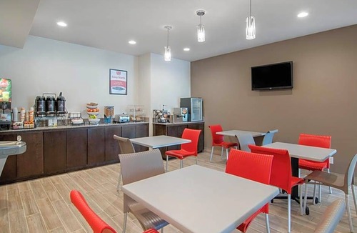 Springfield Hotel | 2-Star Hotel ∙ Econo Lodge Inn & Suites