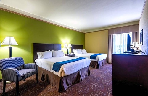 Tyrone Hotel | 2-Star Hotel ∙ Holiday Inn Express Silver City, an IHG Hotel