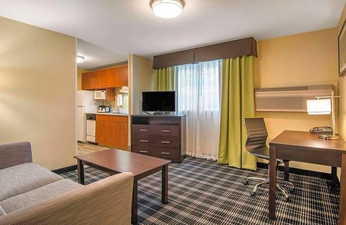 Albany Hotel | 2-Star Hotel ∙ Quality Inn & Suites