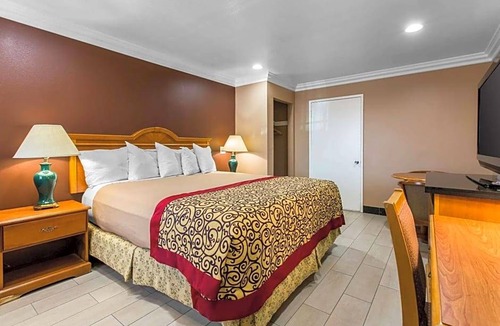 Cypress Hotel | 2-Star Hotel ∙ Rodeway Inn Cypress