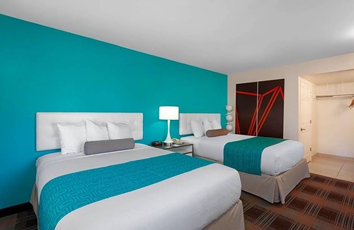 Mission Valley West Hotel | 2-Star Hotel ∙ Howard Johnson by Wyndham San Diego Hotel Circle