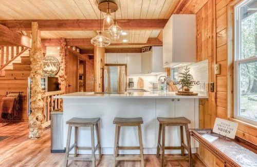 Rhododendron House | 2-story mountain cabin with loft and fireplace deck streaming washer&dryer