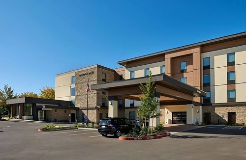 Sherwood - Tualatin North Hotel | 2 Stylish Rooms w/Indoor Pool, Free Breakfast & Close to Ski Lifts + Cafes