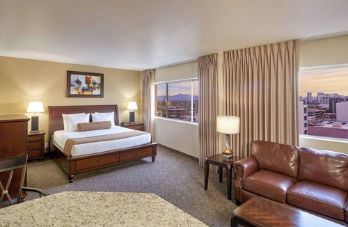 Downtown Las Vegas Hotel | 2 Updated Suites with Wet Bar, Dining & Entertainment - Steps to Neon Museum