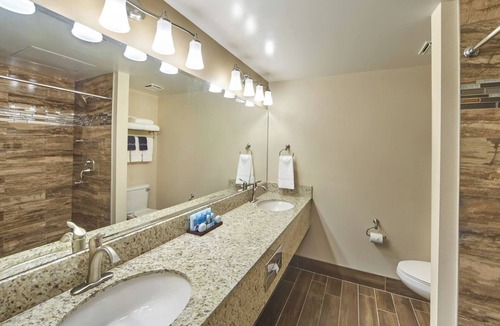 Downtown Las Vegas Hotel | 2 Updated Suites with Wet Bar, Dining & Entertainment - Steps to Neon Museum