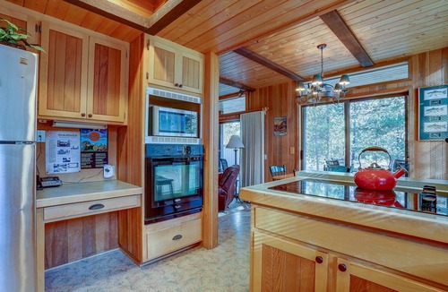 Sunriver House | 22 Rogue - Amazing Cabin, Hot Tub, A/C, Shuffleboard, SHARC Passes, King Suites