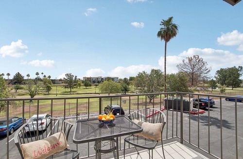 New Papago Parkway Apartment | 240 Relaxing Scottsdale Stay – Pet-Friendly, Park Views & Putting Green