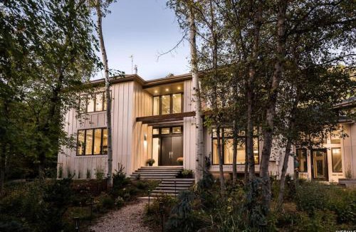 Mount Pleasant House | 25-Bed, Amenity-Rich Estate in a Private Forest