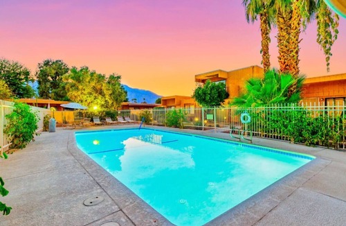 Palm Springs Apartment | 25% Off 30+ Stay! Pickle Ball, Golf, Pool, Hot Tub