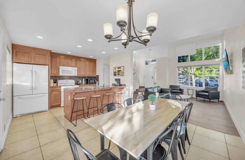 Northeast Reno House | 27 minutes to Tesla/Sleeps 12