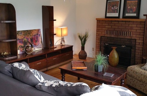 Klamath Falls House | 28+Day Stay⭐Smarthouse HDTV | 2 Kings + Queen | BBQ Firepit Patio Set | Keuri