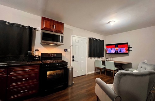 East Whittier House | 2BD~1BA near Freeways and Biola University ~15 min Drive to Disneyland