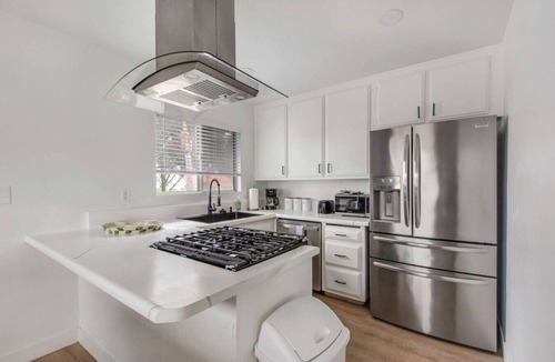 Santa Ana Heights Apartment | 2Bd/1Bth Close To Shopping | Theme Parks | Eats!
