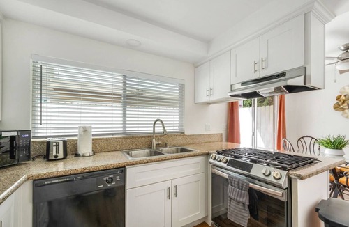 Santa Ana Apartment | 2bd/2bth Nobel Delight, Close To South Coast Plaza