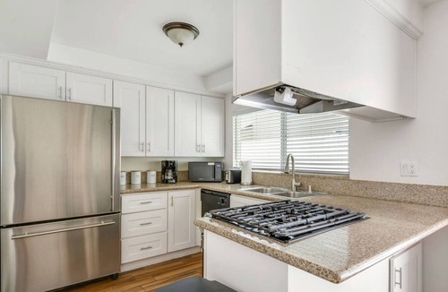 Santa Ana Apartment | 2bd/2bth Nobel Delight, Close To South Coast Plaza