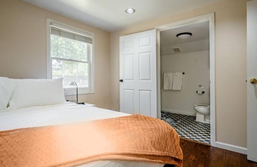 North Oak Park House | *2bdr Victorian Home away from Home - *Central Loc